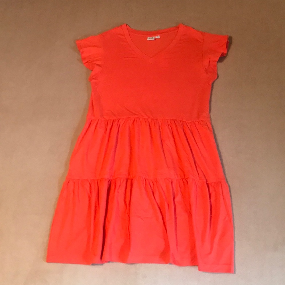 NWT Gap orange coral v-neck tiered mini casual and comfortable dress! Size XS.